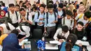 Besarnya jumlah lowongan pekerjaan tersebut itu bisa dimanfaatkan oleh para pencari kerja. (BAY ISMOYO/AFP)