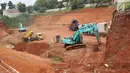 Alat berat mengeksekusi lahan yang terkena proyek Jalan Tol Cijago di Baktijaya, Sukmajaya, Depok, Jawa Barat, Selasa (11/12). Sebanyak 10 rumah yang dieksekusi terdapat di Kelurahan Bakti Jaya dan 20 rumah di Kukusan. (Liputan6.com/Immanuel Antonius)