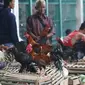 Pedagang tengah menjual ayam kampung di Jakarta, Selasa (12/6). Para pedagang ayam musiman tersebut menjual ayam dengan kisaran harga 100 ribu hingga 250 ribu untuk kebutuhan ayam potong lebaran. (Liputan6.com/Angga Yuniar)