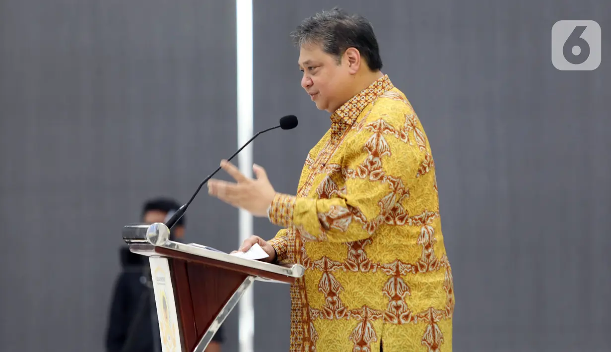 Ketua Umum Partai Golkar Airlangga Hartarto menyampaikan pidato pada acara Kuliah Umum Partai Golkar di Golkar Institute, Jakarta, Senin (13/3/2023). Golkar Institute adalah wadah yang disiapkan Partai Golkar untuk menghasilkan pemuda terbaik yang berdaya saing dan berwawasan global. (Liputan6.com/Johan Tallo)
