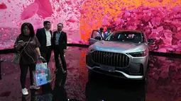 Auto Shanghai 2023 mencerminkan persaingan ketat di pasar kendaraan listrik China. (AP Photo/Ng Han Guan)