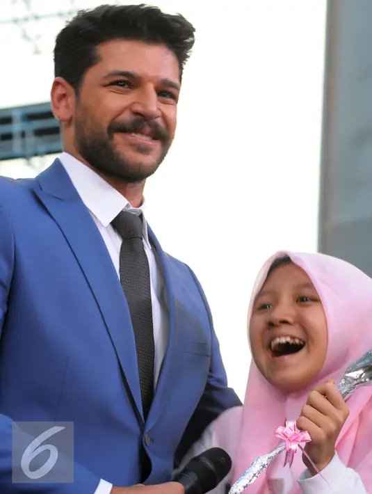 Pemeran Selim dalam serial elif, Emre Kivilcim bersama penggemarnya saat Meet and Greet yang diselenggarakan SCTV sebagai perayaan HUT ke-25 SCTV di Senayan, Jakarta, Senin (24/8/2015). (Liputan6.com/Faisal R Syam) 