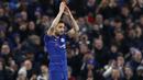 Gelandang Chelsea, Cesc Fabregas, menyapa suporter usai melawan Nottingham Forest pada laga Piala FA di Stadion Stamford Bridge, Sabtu (5/1/). Laga yang dimenangi The Blues dengan skor 2-0 merupakan yang terakhir bagi Fabregas. (AP/Alastair Grant)