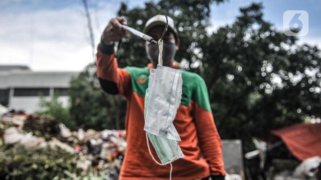 Petugas DLH DKI Jakarta Pilah Limbah Masker Rumah Tangga