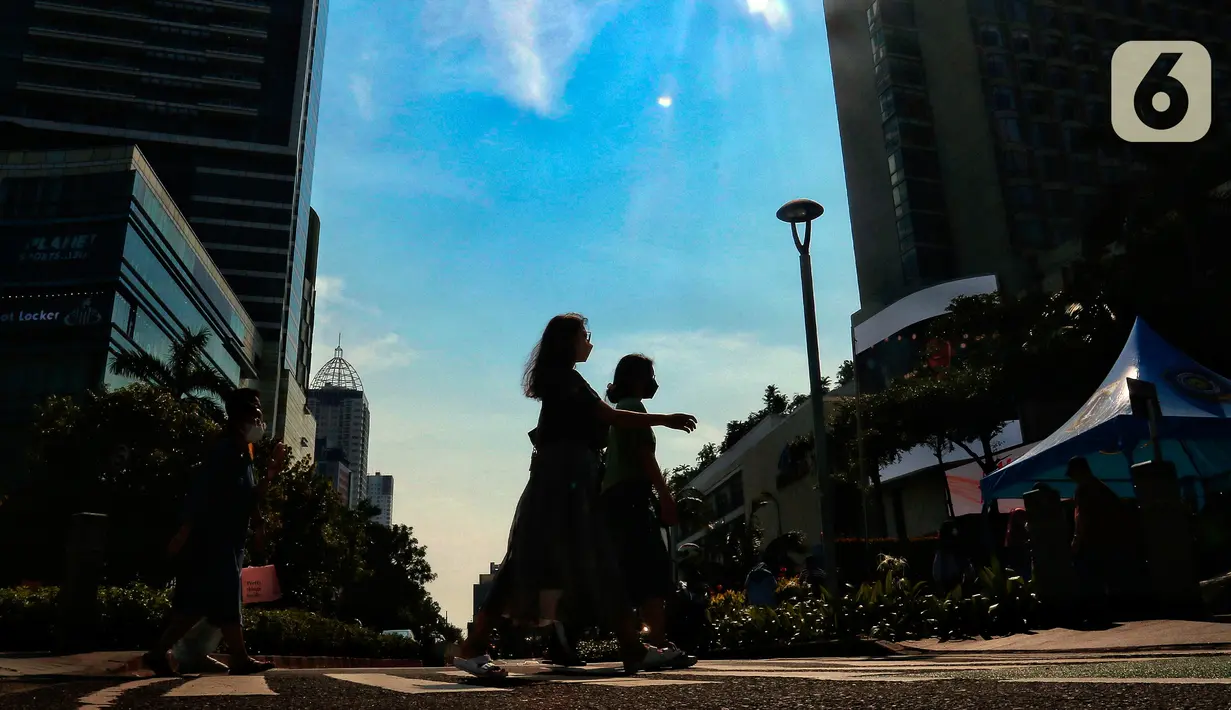 Kemudian, Stasiun Meteorologi Tabelian 36,3 derajat Celsius, Stasiun Meteorologi Tarempa 36,2 derajat Celsius, Stasiun Geofisika Deli Serdang 36,2 derajat Celsius, BMKG Wilayah II 36,2 derajat Celsius, dan Stasiun Klimatologi Banten 36 derajat Celsius. (Liputan6.com/Angga Yuniar)