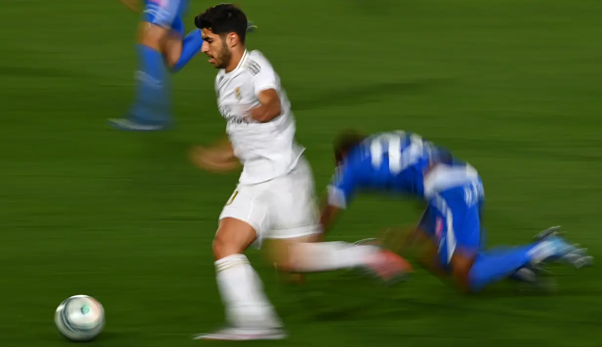 Gelandang Real Madrid, Marco Asensio menggiring bola saat bertanding melawan Getafe pada pertandingan lanjutan La Liga Spanyol di stadion Alfredo di Stefano di Valdebebas, Madrid (2/7/2020). Madrid menang tipis atas Getafe 1-0.  (AFP Photo/Gabriel Bouys)