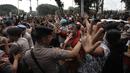 Demonstran driver online saling dorong dengan polisi saat unjuk rasa di depan Istana Negara, Jakarta, Rabu (14/2). Aksi pemberhentian mobil taksi online yang masih beroperasi oleh demonstran sempat membuat situasi tegang. (Liputan6.com/Arya Manggala)