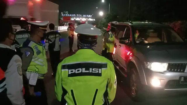 Pihak kepolisian yang berjaga di GT Merak mengaku menjalankan perintah Presiden bahwa mudik dilarang. (Foto: Liputan6.com/Yandhi Deslatama)
