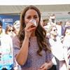 Kate Middleton mencicipi bir lokal selama kunjungan ke Cambridgeshire County Day sebagai bagian dari perayaan Platinum Jubilee Ratu Elizabeth di Newmarket Racecourse (23/6/2022). Perayaan mencakup balapan, pertunjukan, dan lebih dari 100 kios, menyaksikan ribuan orang mengumpulkan uang untuk amal. (AFP/Pool/Paul Edwards)