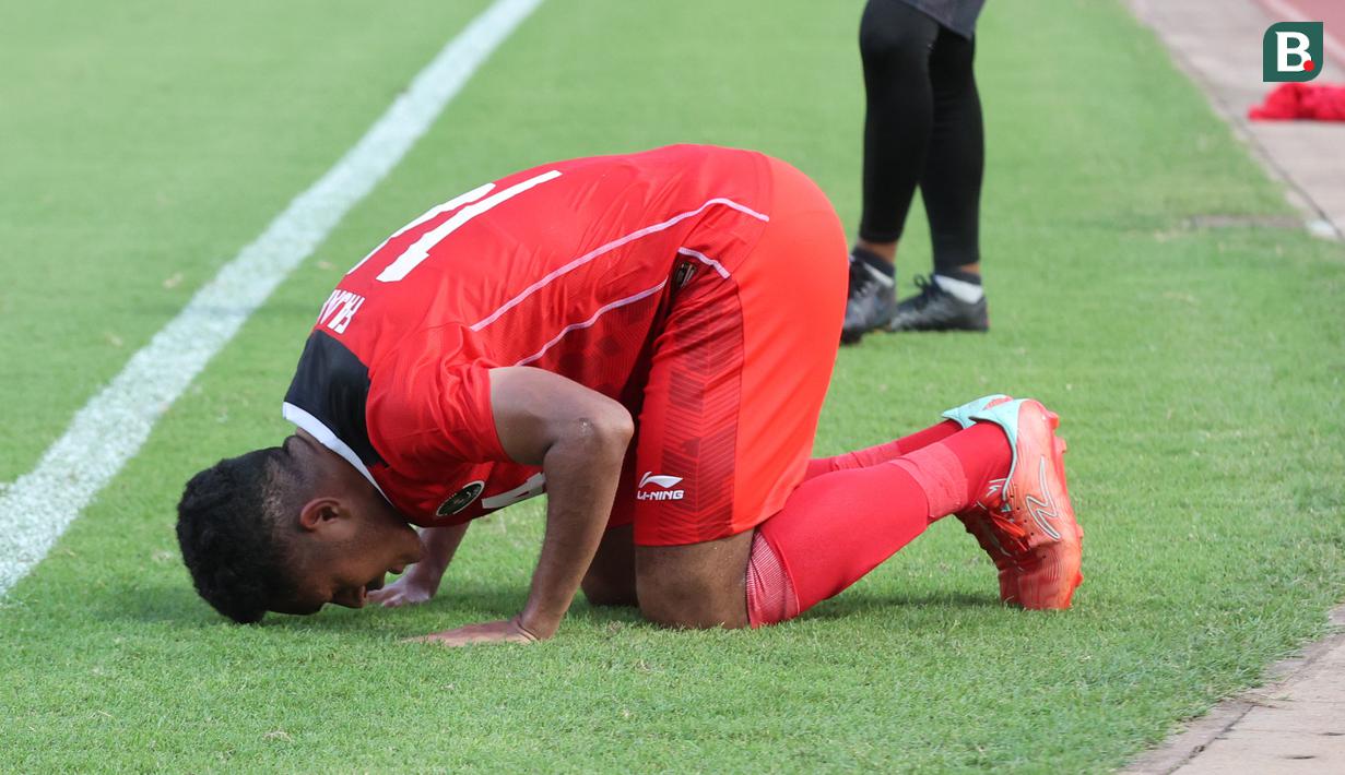 <p>Selebrasi gelandang Timnas Indonesia U-22, Fajar Fathur Rahman dengan melakukan sujud syukur setelah mencetak gol ketiga Timnas Indonesia U-22 ke gawang Filipina pada laga pertama Grup A SEA Games 2023 di Olympic Stadium, Phnom Penh, Kamboja, Sabtu (29/4/2023). (Bola.com/Abdul Aziz)</p>