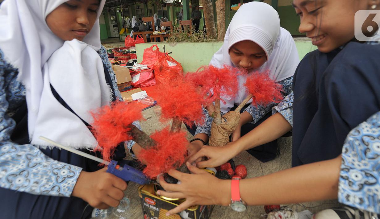 FOTO Kepiawaian Siswa SMP Sulap Limbah  Jadi Karya Kreatif 