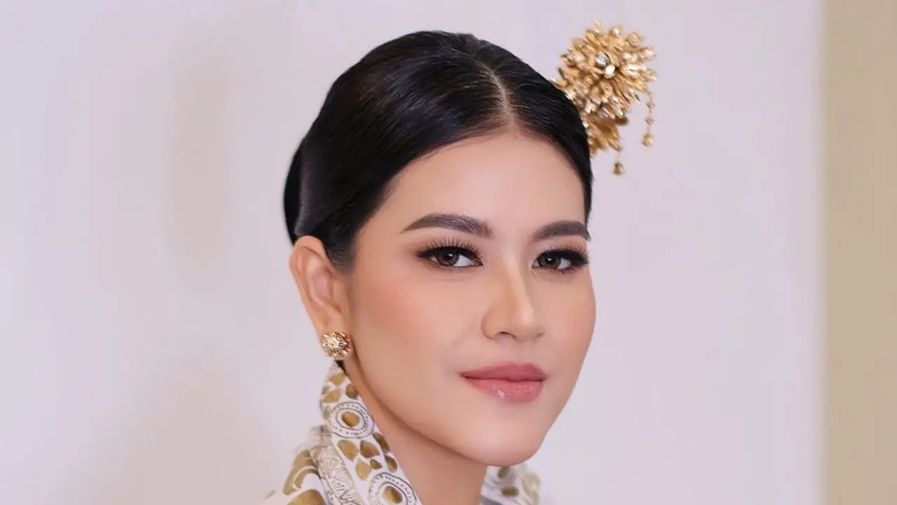 Kahiyang Ayu dengan makeup flawless (Instagram/malvava)