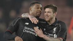 Pemain Liverpool, Alberto Moreno (kanan) merayakan Gol bersama,Jordon Ibe  Pada Leg pertama semi-final Piala Liga Inggris di Stadion Britannia, Stoke-on-Trent, Inggris, Rabu (06/01/2016) dini hari WIB. (AFP Photo/Oli Scarff)