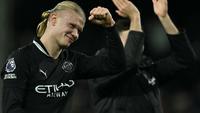 Erling Haaland dalam pertandingan Manchester City versus Fulham di Craven Gottage. Ia menjadi pemain tercepat dalam sejarah Premier League yang mencapai 100 gol, mencapainya hanya dalam 111 pertandingan. (AFP/Ben Stansal)