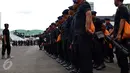 Sejumlah personel kepolisian mengikuti apel pengamanan unjuk rasa di Kompleks Parlemen Senayan, Jakarta, Jumat (25/11). Polisi menjaga ketat gedung DPR/MPR terkait informasi unjuk rasa lanjutan yang dilakukan hari ini. (Liputan6.com/Johan Tallo)