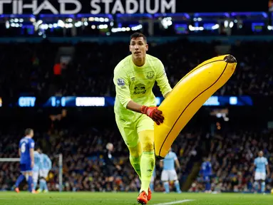 Kiper Everton, Joel Robles melempar sebuah balon pisang keluar lapangan di stadion Etihad, Inggris, (27/1). Kejadian terjadi pada pertandingan semi final leg kedua antara Manchester City menjamu Everton. (Reuters /  Andrew Yates)