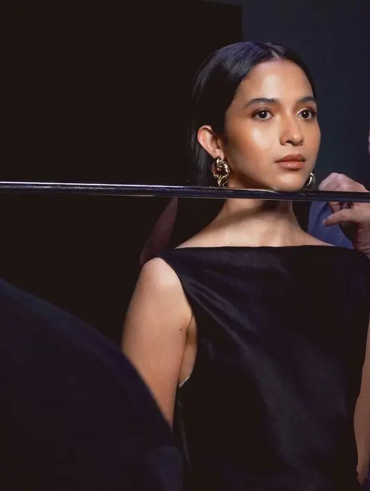 Putri Marino tampil di pemotretan terbaru dengan rambut panjang dibelah tengah, yang dibiarkan tergerai. [Foto: Instagram/putrimarino]