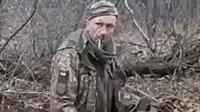 Potongan video yang menunjukkan seorang prajurit Ukraina yang diduga tawanan perang Rusia sedang merokok sebelum dieksekusi oleh senjata otomatis.&nbsp;Dinas Keamanan Ukraina mengonfirmasi prajurit itu sebagai&nbsp;Oleksandr Igorevich Matsievskyi.&nbsp;(Dok. AFP)