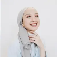 Melalui akun Instagramnya, Gita Savitri kerap mengunggah potret penampilannya dengan hijab turban.