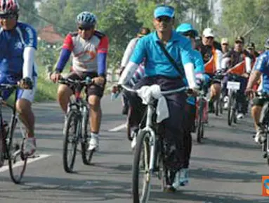 Citizen6, Surabaya: Dankobangdikal bersama rombongan sepeda santai sedang melintasi jalan-jalan di daerah Kecamatan Kamal, Madura.(Pengirim: Penerangan Kobangdikal)