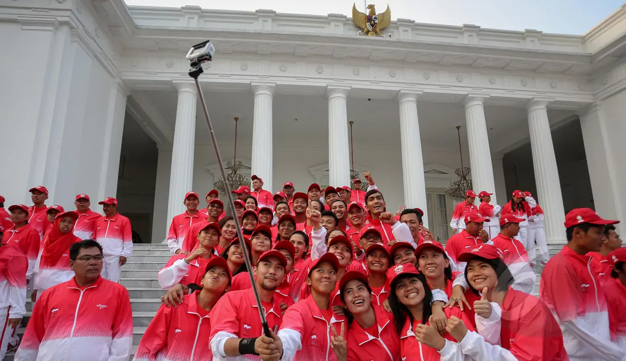 Sejumlah kontingen Indonesia menyempatkan untuk selfie sebelum acara pelepasan kontingen sea games di Istana Merdeka, Jakarta, Selasa (26/5/2015). Kontingen Indonesia akan berjuang di ajang SEA Games 2015 Singapura. (Liputan6.com/Faizal Fanani)