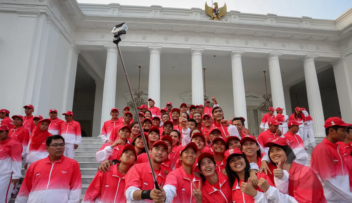 Sejumlah kontingen Indonesia menyempatkan untuk selfie sebelum acara pelepasan kontingen sea games di Istana Merdeka, Jakarta, Selasa (26/5/2015). Kontingen Indonesia akan berjuang di ajang SEA Games 2015 Singapura. (Liputan6.com/Faizal Fanani)
