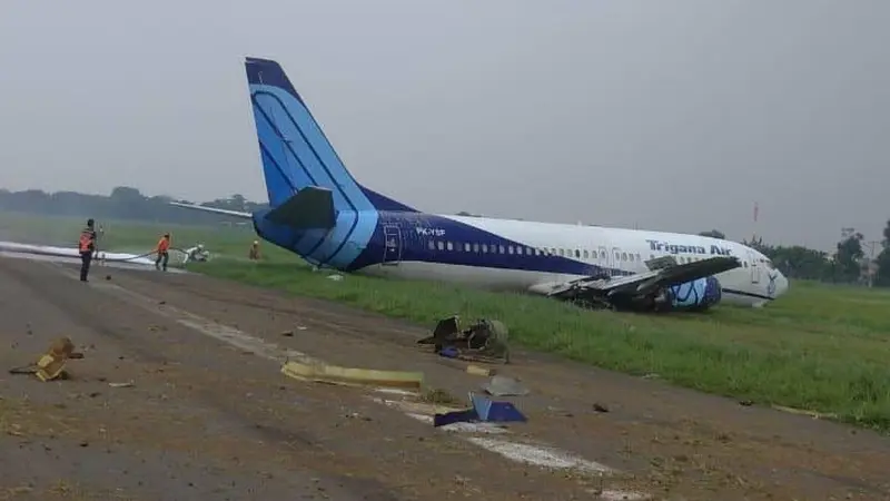 Pesawat kargo Trigana tergelincir di Bandara Halim Perdanakusuma, Jakarta.
