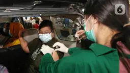 Lansia usai menerima suntikan vaksin COVID-19 secara drive thru di Rumah Sakit Universitas Indonesia, Depok, Jawa Barat, Senin (5/4/2021). Dengan adanyanlayanan sentra vaksin tersebut diharapkan dapat membantu pemerintah untuk menyelesaikan target bagi kalangan lansia. (Liputan6.com/Angga Yuniar)