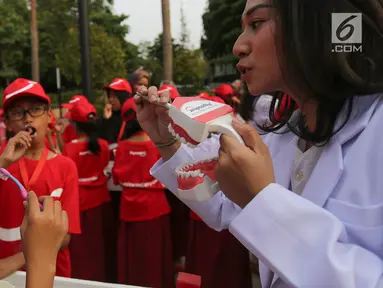 Dokter gigi sedang memberikan edukasi menyikat gigi yang baik pada acara Bulan Kesehatan Gigi Nasional (BKGN) di Senayan, Jakarta, Sabtu (8/9/2019). Kegiatan yang mengusung gerakan Indonesia Tersenyum mengajak masyarakat mewujudkan bebas gigi berlubang. (Liputan6.com/HO/Mail)