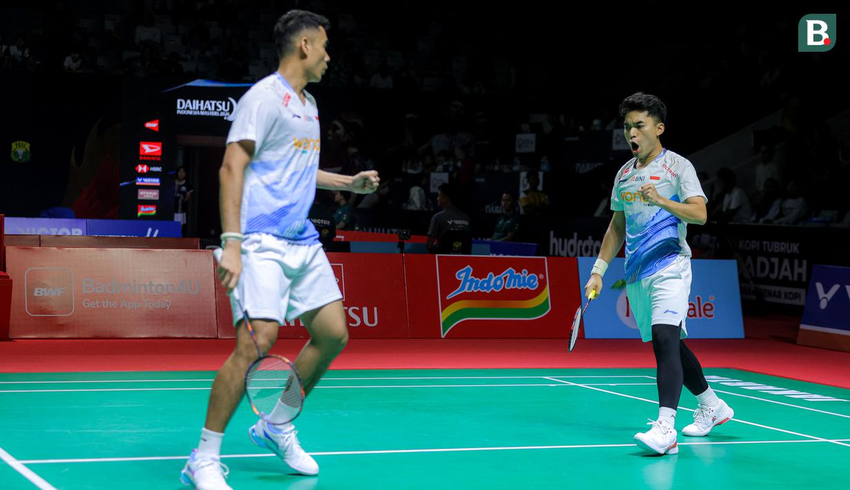 Pebulu tangkis ganda putra Indonesia, Bagas Maulana ((kiri) dan Leo Carnando merayakan kemenangan atas pasangan Taiwan, Zhi Wei-He/Huang Jui-Hsuan dalam laga 32 besar Indonesia Masters 2026 di Istora, Senayan, Jakarta, Selasa (20/01/2026). (Bola.com/Bagaskara Lazuardi)