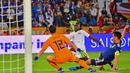 Striker Qatar, Almoez Ali, berusaha membobol gawang kiper Jepang, Shuichi Gonda, pada laga final Piala Asia 2019 di Stadion Zayed Sports City, Abu Dhabi, Jumat (1/2). Qatar menang 3-1 atas Jepang. (AFP/Giuseppe Cacace)