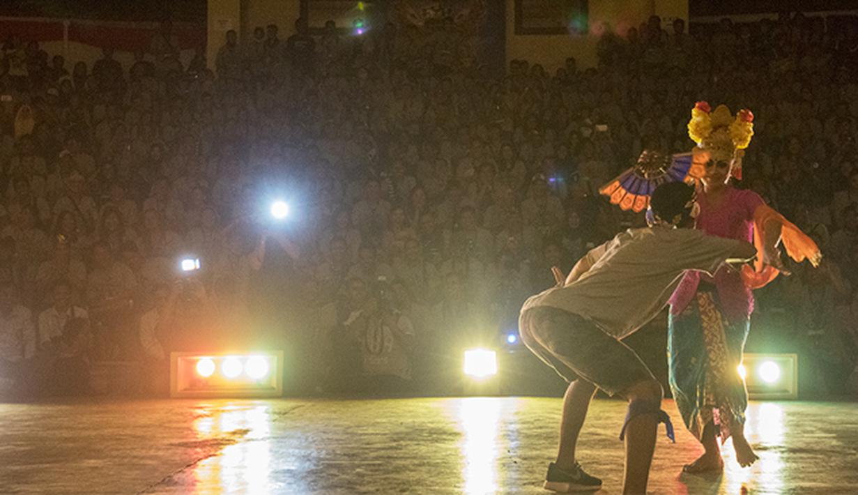 Tarian tradisional khas Bali turut meramaikan acara puncak Gathering Nasional ke-4 di GWK, Bali, Sabtu (29/8/2015). (Bola.com/Vitalis Yogi Trisna)