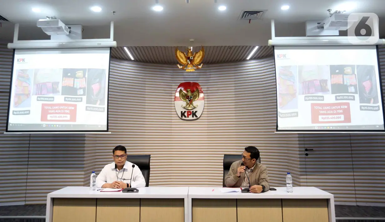Deputi Penindakan dan Eksekusi Komisi Pemberantasan Korupsi (KPK), Asep Guntur Rahayu (kiri) bersama Juru Bicara KPK, Budi Prasetyo, saat memberi keterangan terkait Operasi Tangkap Tangan (OTT) Bupati Tulungagung, Gatut Sunu Wibowo, di Gedung Merah Putih Komisi Pemberantasan Korupsi, Jakarta, Sabtu (11/4/2026). Komisi Pemberantasan Korupsi menunjukkan sejumlah barang bukti hasil Operasi Tangkap Tangan (OTT) Bupati Tulungagung, Gatut Sunu Wibowo. (Liputan6.com/Helmi Fithriansyah)