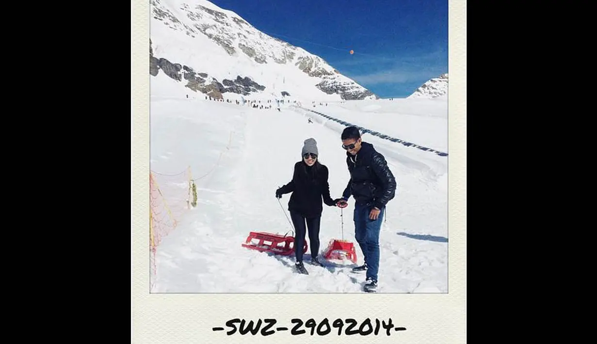 Saat di Swiss, Fitri Tropica dan suaminya melakukan ski di pegunungan Alpen yang tertutup salju, (13/10/14). (instagram.com/fitrop)