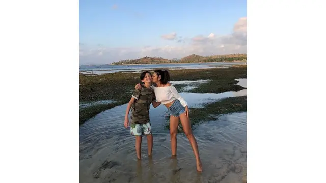 5 Gaya Liburan Farah Quinn di Pantai, Mesra Bareng Anak