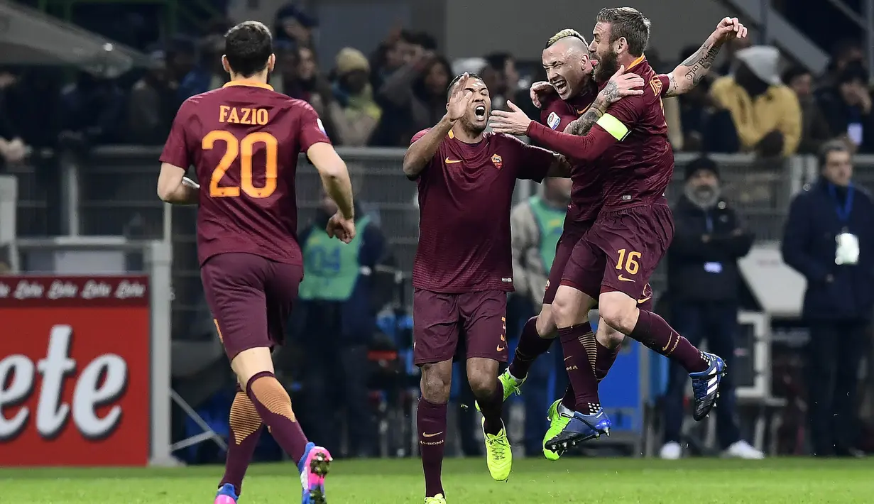 Para pemain AS Roma merayakan gol yang dicetak Radja Nainggolan ke gawang Inter Milan. Ketiga gol Roma dicetak oleh Radja Nainggolan '12, '56 dan Diego Perotti '85, sementara gol Inter dicetak oleh Mauro Icardi '81. (AFP/Miguel Medina) 
