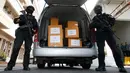 Polisi Thailand berjaga di mobil berisi 100 kilogram ganja sitaan sebelum konferensi pers di Bangkok, Selasa (25/9). Ganja itu akan diserahkan untuk penelitian medis menyusul rencana pemerintah memproduksi obat-obatan berbasis ganja. (AP/Sakchai Lalit)