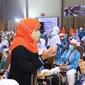 Khofifah menyambut jemaah haji Jatim yang baru tiba di Sukolilo Surabaya. (Dian Kurniawan/Liputan6.com)