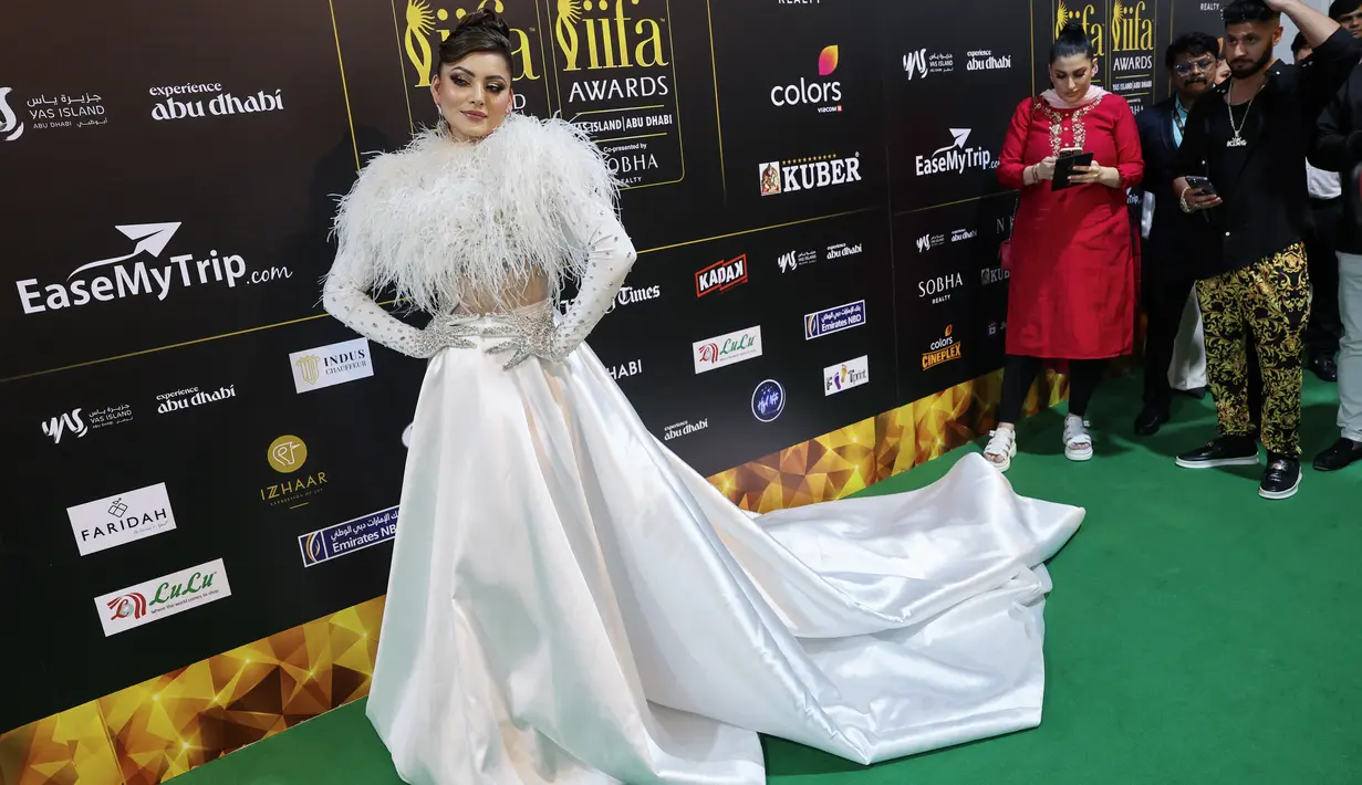 Aktris Bollywood Urvashi Rautela  tiba pada acara penghargaan International Indian Film Academy (IIFA) Awards ke-23 di Abu Dhabi, Uni Emirat Arab, Jumat, 26 Mei 2023. (Photo by Giuseppe CACACE / AFP)