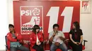 Penyebar fitnah dan foto hoax terhadap Ketua Umum Partai Solidaritas Indonesia (PSI) Grace Natalie, Taufan Pratama (dua kanan) saat konferensi pers permintaan maaf di Jakarta, Senin (19/11). (Liputan6.com/Herman Zakharia)