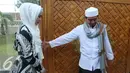Ustad Solmed dan istri saat akan memberikan keterangan pers terkait issu pengeroyokan Ustad Solmed di Desa Pasuruan, Banten pada Jumat (6/5) ketika datang terlambat di acara Isra Miraj, Jakarta, Rabu (11/5). (Liputan6.com/Herman Zakharia)