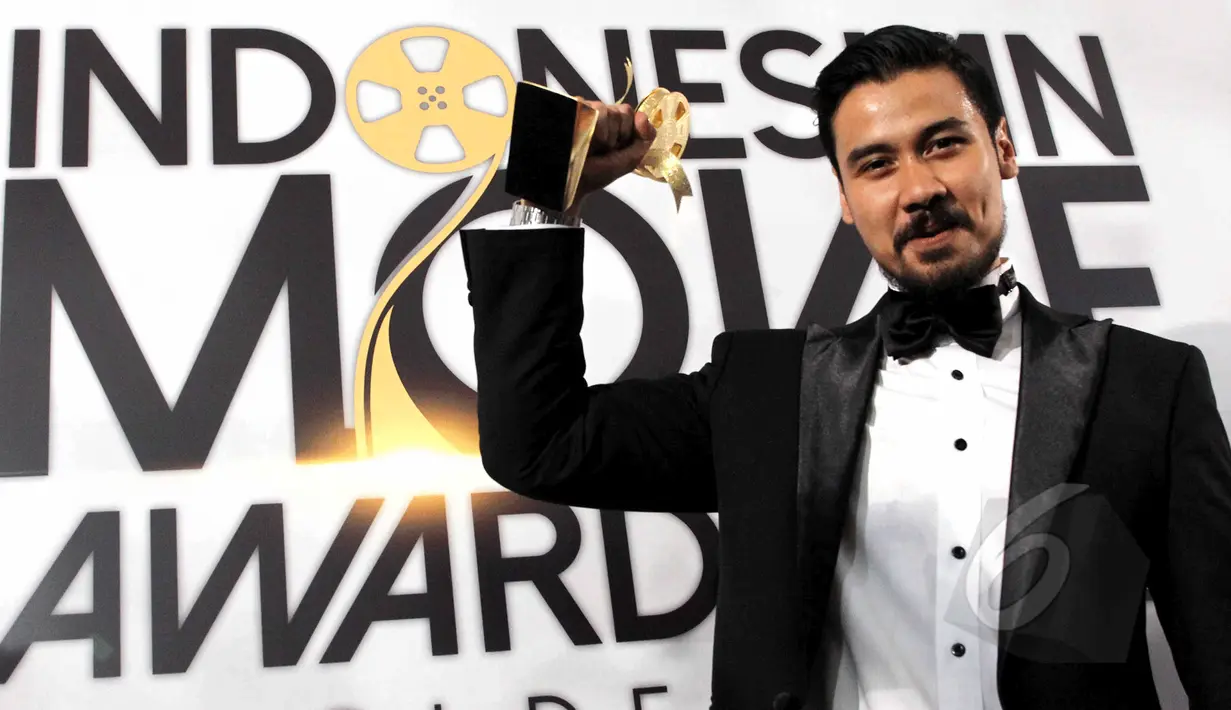 Chicco Jerikho berpose dengan piala Indonesian Movie Awards 2015 kategori Pemeran Utama Pria Terfavorit yang diterimanya di Balai Sarbini, Jakarta, Senin (18/5/2015). (Liputan6.com/Helmi Afandi)