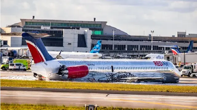 Pemadaman pesawat tergelincir dan terbakar di Miami International Airport. (Pedro Portal/AP)
