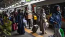 Manajer Humas KAI Daop 8 Surabaya Luqman Arif mengatakan berdasar data pada Jumat (4/4/2025) pukul 09.00 WIB ada sebanyak 19.076 penumpang Kereta Api Jarak Jauh (KAJJ) naik, sementara sekitar 26.760 turun. (JUNI KRISWANTO/AFP)