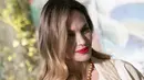 <p>Angelina Jolie Ttampil cantik mengenakan jaket Chanel vintage dan gaun yang dibuat untuknya bertahun-tahun lalu, serta perhiasan pribadinya, kata sumber tersebut. (AFP/Stefani Reynold)</p>