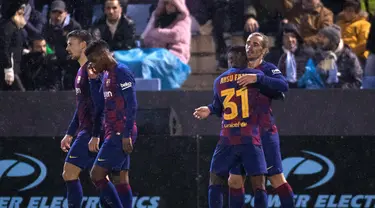 Penyerang Barcelona, Antoine Griezmann (kanan) merayakan gol yang dicetaknya ke gawang UD Ibiza pada pertandingan babak 32 besar Copa del Rey 2019-2020 di Estadi Municipal de Can Misses, Rabu (21/1/2020). Barcelona harus bersusah payah untuk mengalahkan Klub Segunda B UD Ibiza 2-1. (JAIME REINA/AFP)