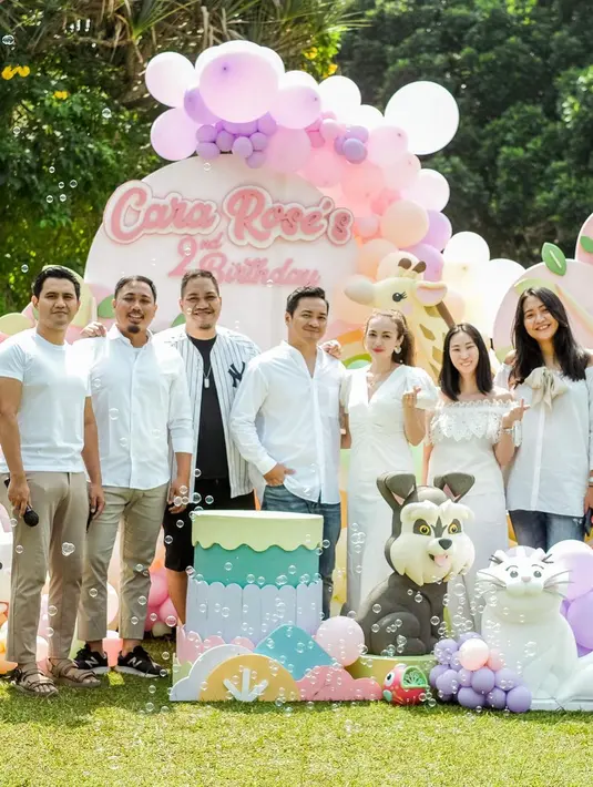 Rianti Cartwright dan cas Alfonso bersama para sahabat yang mereka undang. (Foto: Instgaram/ riantic)