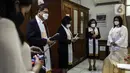 Pendeta memimpin ibadah perayaan malam Natal di Gereja Protestan Indonesia Bagian Barat (GPIB) Effatha, Jakarta, Jumat (24/12/2021). Ibadah malam ini membawa pesan untuk terus berpengharapan dan bersukacita di tengah situasi yang sulit karena pandemi COVID-19. (Liputan6.com/Johan Tallo)