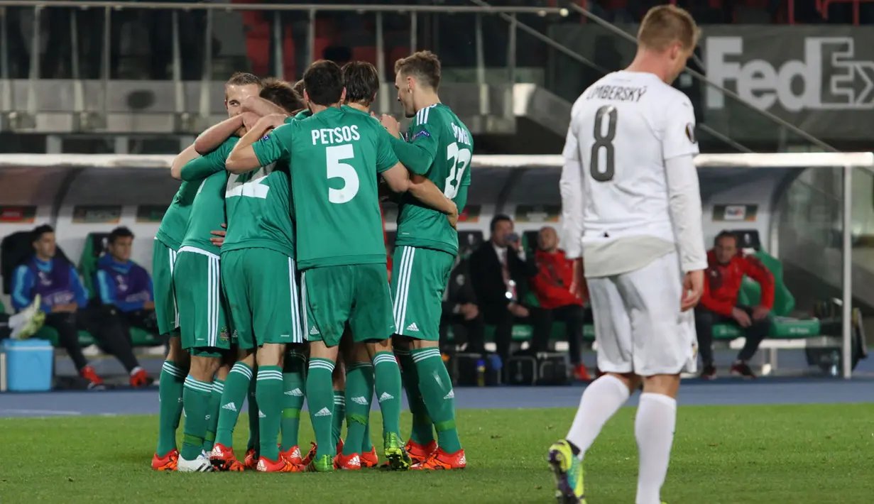 Bek Viktoria Plzen, David Limbersky (kanan), berjalan gontai saat para pemain Rapid Vienna merayakan gol kedua ke gawang Viktoria Plzen. Jumat (23/10/2015) dini hari WIB. (Bola.com/Reza Khomaini)