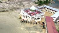 Masjid Pondok Pesantren Darul Mukhlisin Aceh yang Sempat Viral Terkepung Kayu. (Antara)